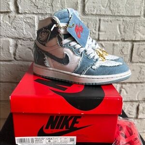 Nike Women’s Air Jordan 1 Retro HI OG size 6